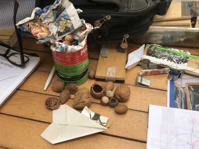 Sul tavolino c�� infatti una scatola di latta che contiene delle nocciole, cos� come sono sparsi gusci di mandorle e di noci, tutti recanti dei tagli netti sulla base e qualche forellino sulla superficie esterna. Erano usati come fischietti